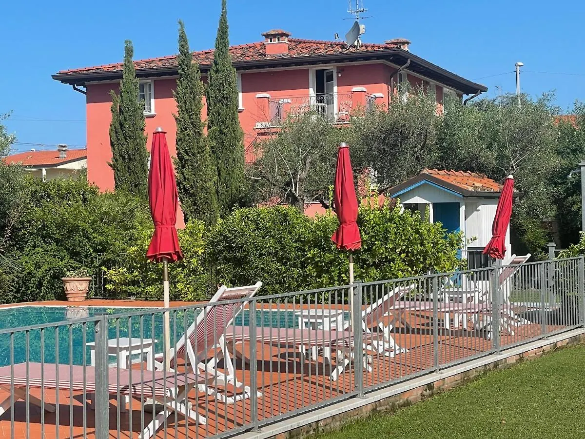 アパート In Versilia セラヴェッツァ イタリア